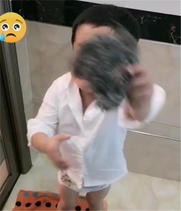 超级宝妈|孩子想帮爸爸搓澡却被拒，看到他手上的“工具”，感觉有些过分了