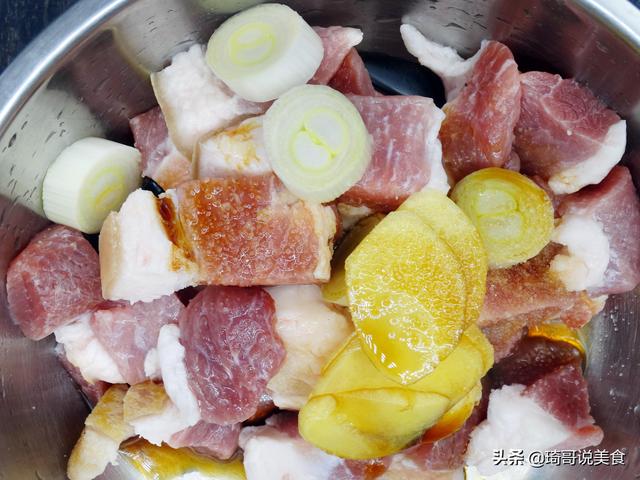 天一冷，我特馋这个菜，从小吃不腻，每周炖上一锅，热乎乎真解馋