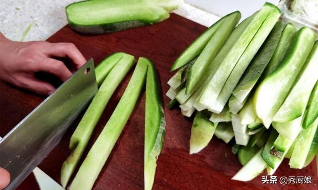 冬天，遇到此菜别手软，买上30斤，晒干腌起来，随吃随取特省事