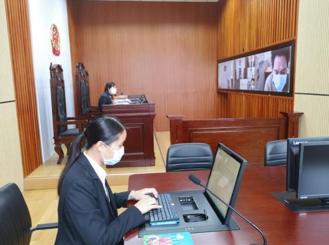 #南方都市报#被告人在医院参与庭审，广州南沙法院5G线上开庭助力疫情防控