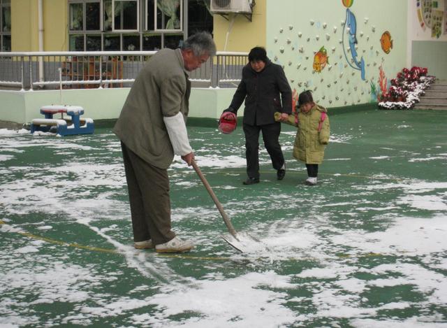 零下8度幼儿园只来一个学生，被全校老师当国宝，孩子：不敢动