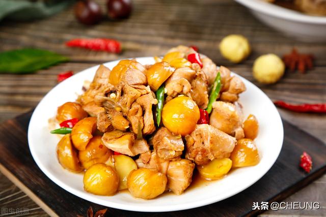 板栗焖鸡，健脾养胃的家常菜，香甜软嫩超入味，老少都喜欢的美味