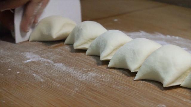 萝卜馅饼家常做法，皮薄馅大，味道鲜美，一家人都爱吃，太香了