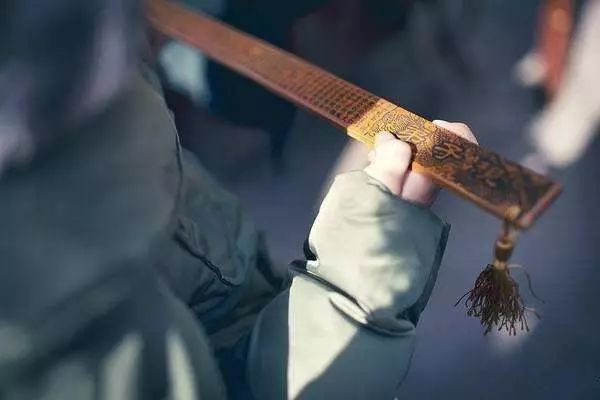 暖先生格调▲教育最可悲的现象：孩子无法无天，老师不敢管，家长舍不得管，将来社会管！