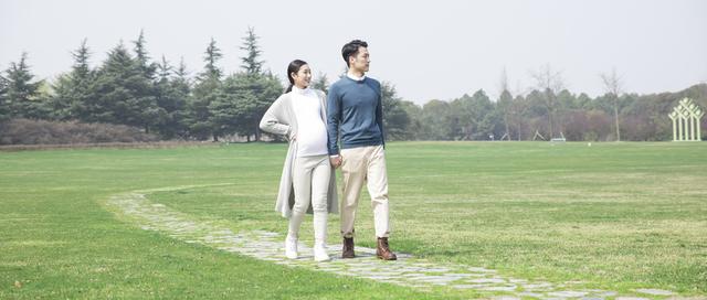 「超级宝妈」怀孕以后总怕热，春季准妈妈该如何穿衣？适度“春捂”有好处