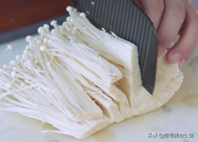 金针菇美味新吃法，简单3步就能上桌，香辣解馋，营养的居家美食