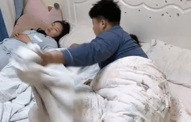 「你的育儿经」爸爸起身为老婆孩子盖被子，最后随手敷衍一“扔”，也是亮了