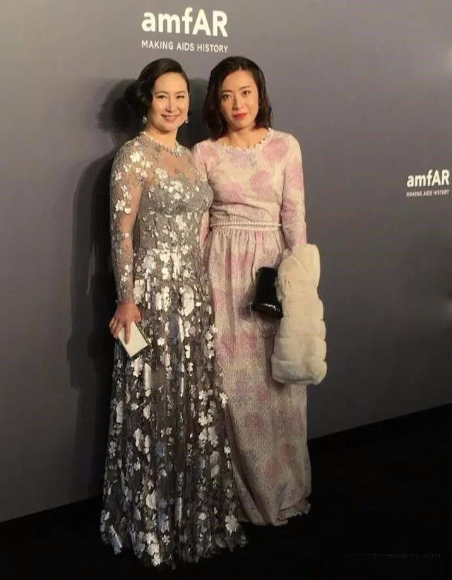 普拉达女王何超琼骨子里就高贵，穿碎花裙挺直腰板，衬得甘比更老一样