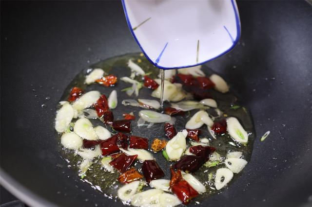 炒土豆丝，什么时候放醋？焯不焯水？弄懂2个重点，土豆酸辣脆爽