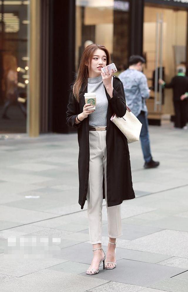 时尚迪科优雅的版型看起来非常有气质，修身的版型尽显女性的曼妙身姿