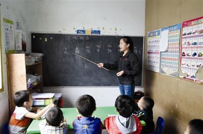 「超级宝妈」女孩带奖状回家，宝妈发朋友圈炫耀，亲戚的一句评论让她撤回
