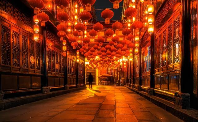 「你的育儿经」书架上的最美中国纪录片《这里是中国》，每一页都震撼人心