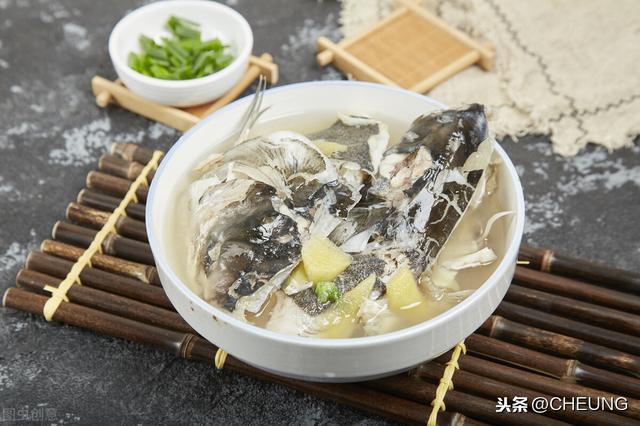 奶白色鱼头豆腐汤，鲜香入味，营养丰富的家常菜，你真的会做吗？