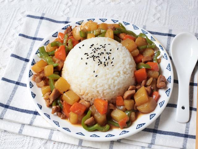 天冷米饭这样吃太香了，食材丰富，汤汁浓郁，越吃越过瘾，特解馋