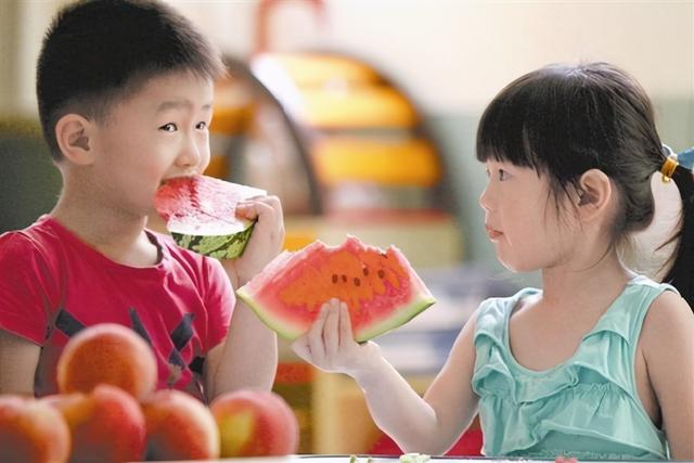 冬季带娃：娃再馋也别买这些水果，伤脾还积食，很多家长却还在喂