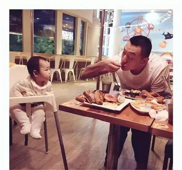 超级宝妈▲“最省事宝爸”带娃,拿马桶盖给孩子当饭桌,网友:等着跪键盘吧