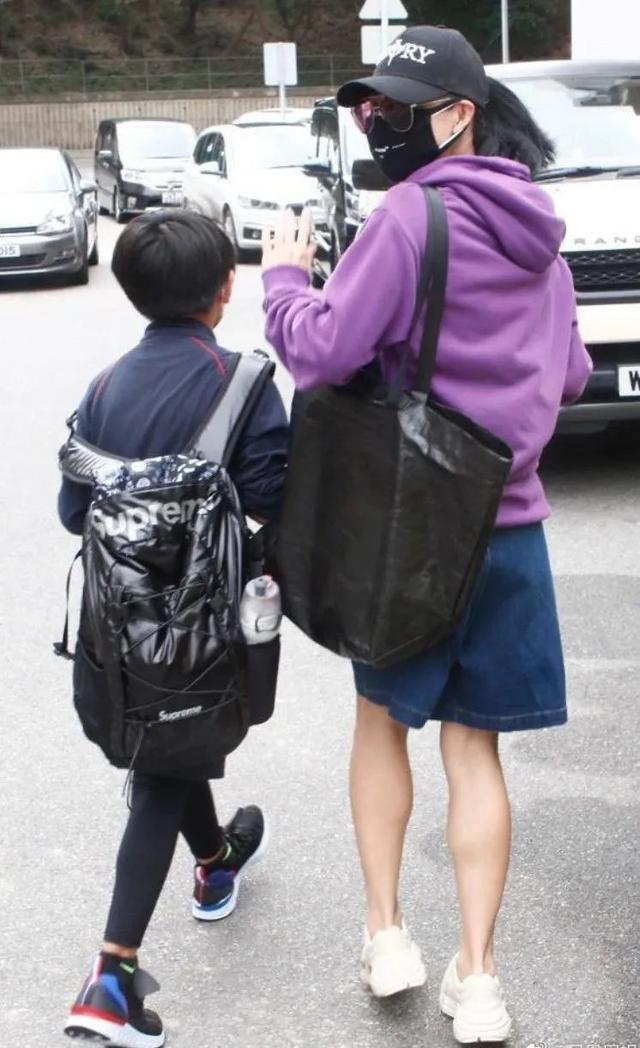 张柏芝接儿子放学，13岁Lucas身高超过妈妈，网友：长大后不得了巴拉啦解说