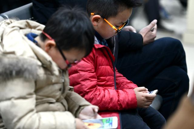 超级宝妈：孩子爱玩手机？家长可以试试这2个方法，帮孩子戒掉“手机瘾”