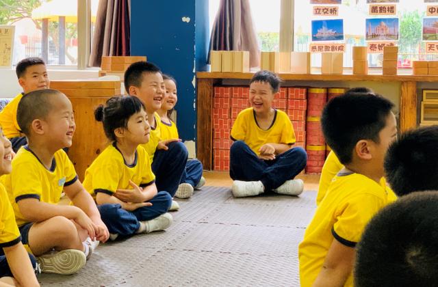 你的育儿经|看!南山区幼儿园门前全是口罩都遮不住的笑脸~