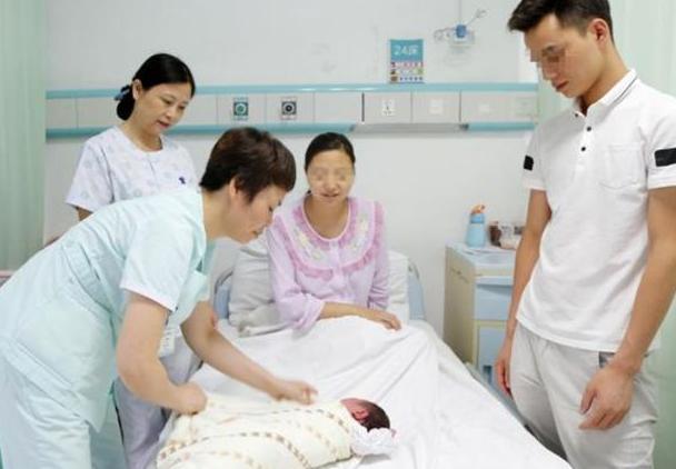 【超级宝妈】＂我特羡慕你＂，同住一个病房，穷孕妇和富孕妇不同待遇，让人感慨