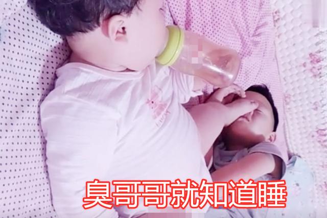 幸福大联盟|妈妈让兄妹一起午睡，偷偷推开门看情况，这画面被哥哥萌到了