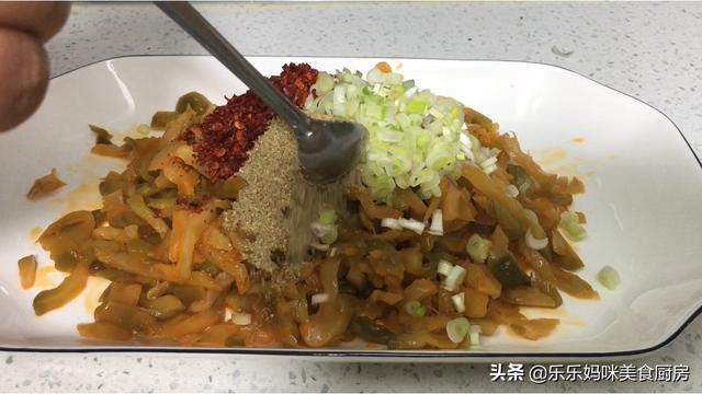 活了30年，才知道榨菜还能这样吃，简单一拌，夹饼子馒头真过瘾