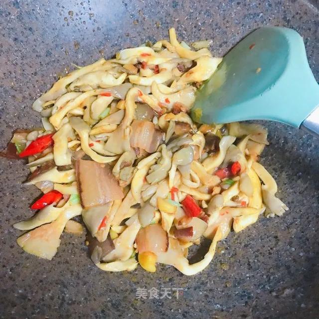 等了一年的腊肉，忍不住想尝尝鲜！味道醇香，百搭又下饭