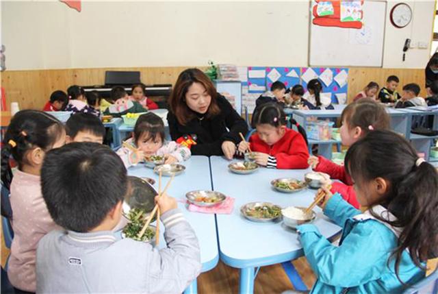 “幼儿园饭菜好香，我一次能吃两碗”，看到照片后，宝妈备受打击