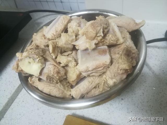 煨排骨汤时，用冷水还是热水好？水用错了，难怪汤色不诱人