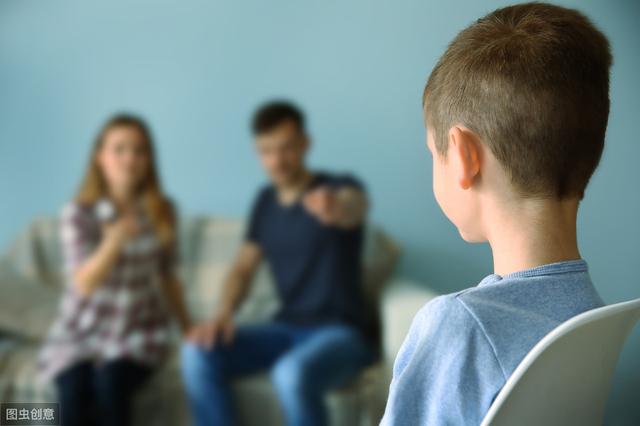超级宝妈：孩子不认真上网课被扔进大海：有多少孩子，被父母吓唬伤害着长大