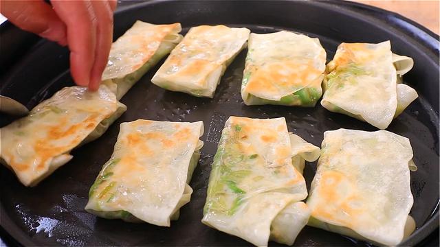 教你1根萝卜2个鸡蛋做馅饼，不用和面，皮薄馅大，香酥多汁真香
