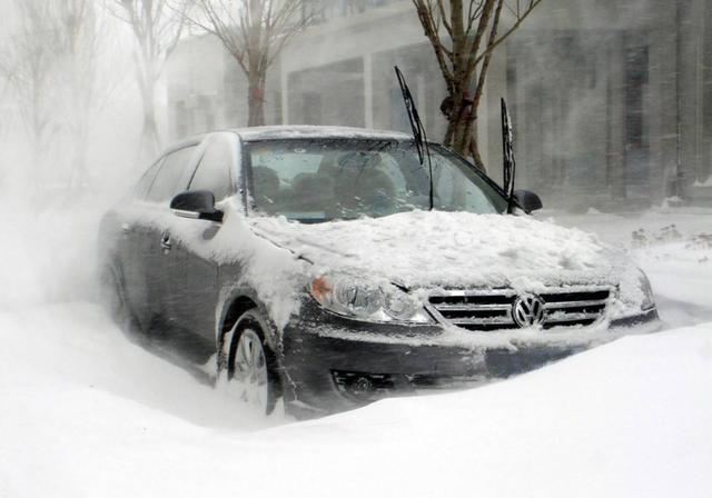 东北一场暴雪，新能源汽车被拉下水，跑趟高速车主“有苦难言”