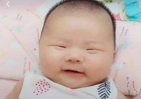 「你的育儿经」宝宝因眼睛太小走红,妈妈误以为没睁开,网友调侃:好奇父母长相