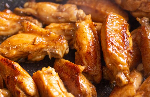 蜜汁小鸡翅，又一个好吃到嗦手指的鸡翅做法，比可乐鸡翅香多啦