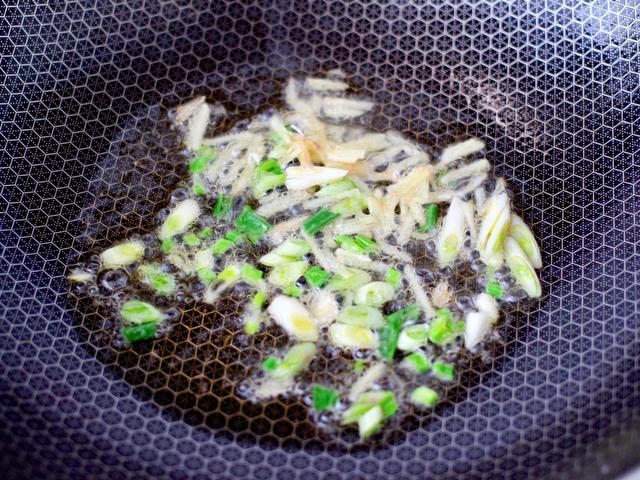 1根萝卜，1碗虾皮，洗一洗炒一炒，就能做成一道全家爱吃的小炒