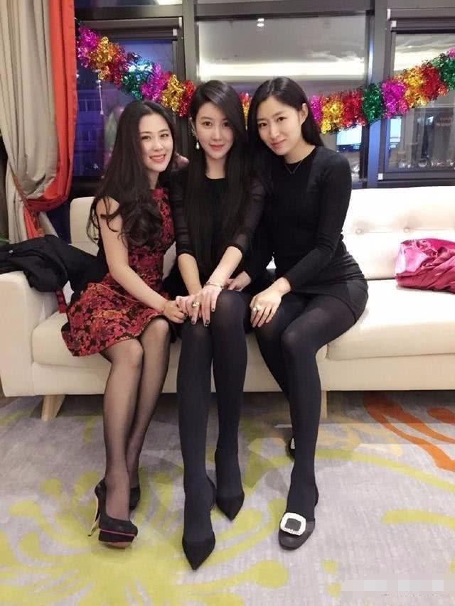 女人的年龄你别猜，“母女三人照”被当作姐妹花，网友：我全喜欢