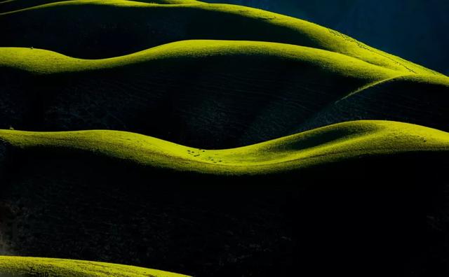 「你的育儿经」书架上的最美中国纪录片《这里是中国》,每一页都震撼人心