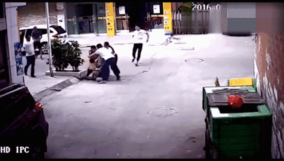 #栀蓝#6岁乞丐街头认出妈妈，却被拒相认：我不是你妈妈，我的孩子在家
