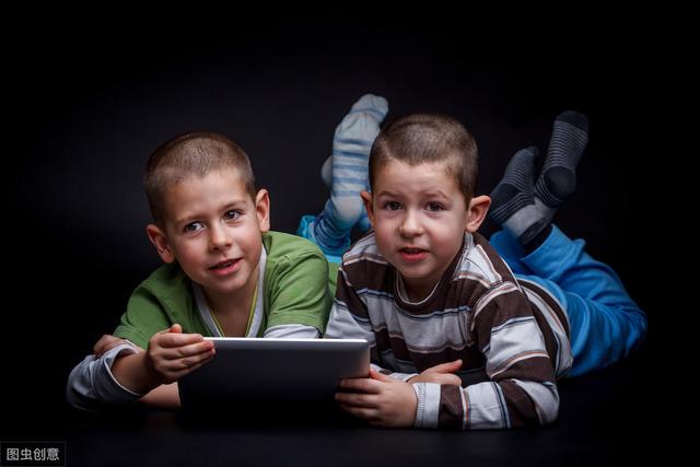 [你的育儿经]只要哥哥亲近刚出生的妹妹，妹妹就莫名哭喊，妈妈打开襁褓脸白了