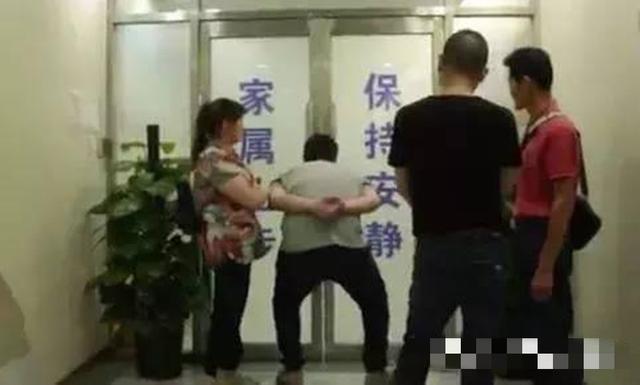 #超级宝妈#26岁产妇顺产，来了14个人陪产，孩子出生后医生才明白怎么回事