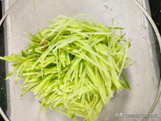 炸萝卜丸子，不加水不加面粉，教您1个简单方法，鲜香酥脆吃不腻