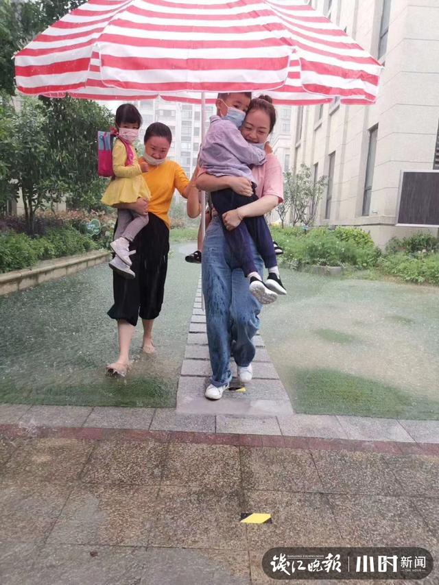 「你的育儿经」暴雨天，宁波一幼儿园这组“伞照”刷屏，很多人看完默默感动