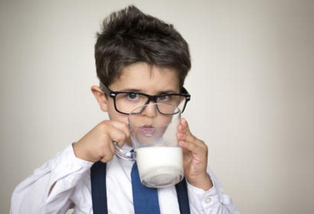 3种牛奶是无营养的"假牛奶"，很多老人喜欢给孩子买，赶紧转发