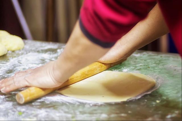 烙饼为啥又干又硬？厨娘教你3个窍门，烙饼又酥又软，层次分明