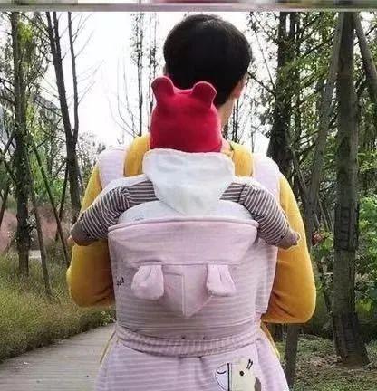 父母出门“偷懒”，把孩子背在身上，以为很便利其实伤害了娃