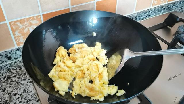 家常小炒豆芽菜炒蛋，以前在农家庄吃过一次，一直对它恋恋不忘