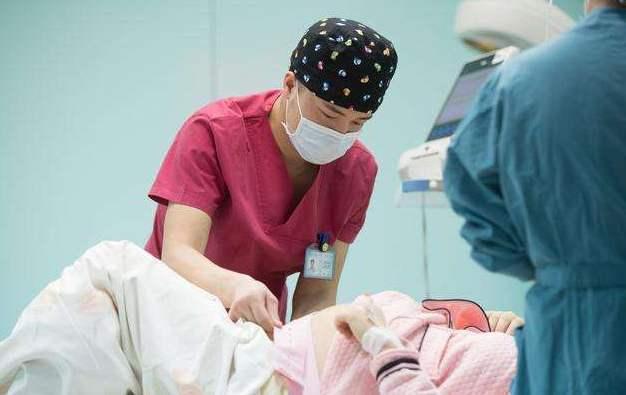 [你的育儿经]生孩子遇到男医生，丈夫怒吼道：“娃已经出来了，你还摸什么？”