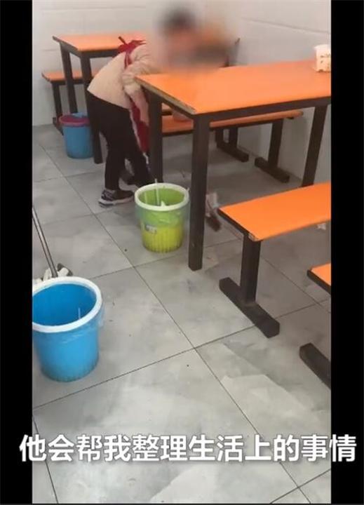 因抱怨读书苦，孩子被罚泔水桶捡面条，妈妈的回应让人佩服