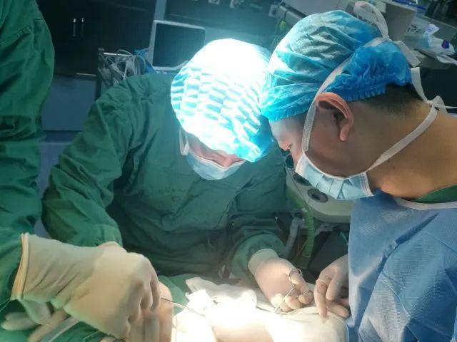 「中国经济网」跨越生命禁区，杭州这些人在孕妈妈肚子里动手术：宝宝别动，我们是来救你的