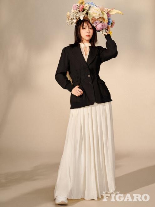 美！杨紫田园封面大片释出 鲜花草帽造型优雅文艺|fun娱乐